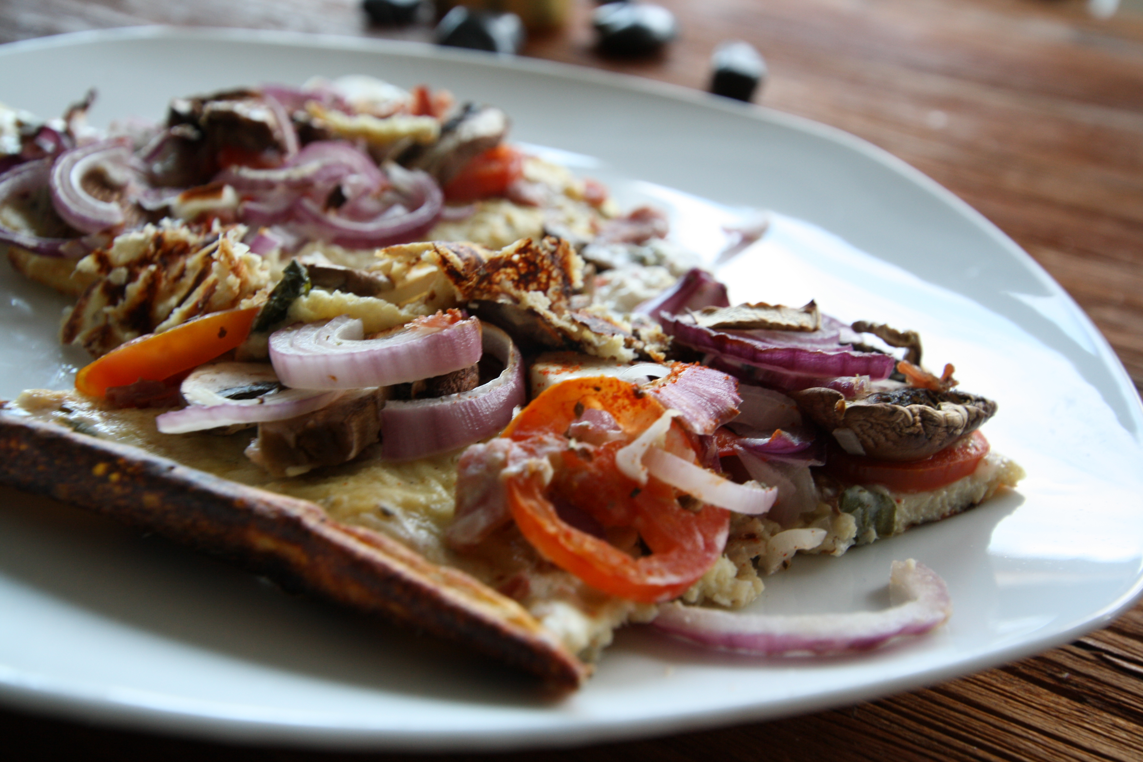 Zwiebel-Champignon-Schinken-Pizza mit Blumenkohlboden