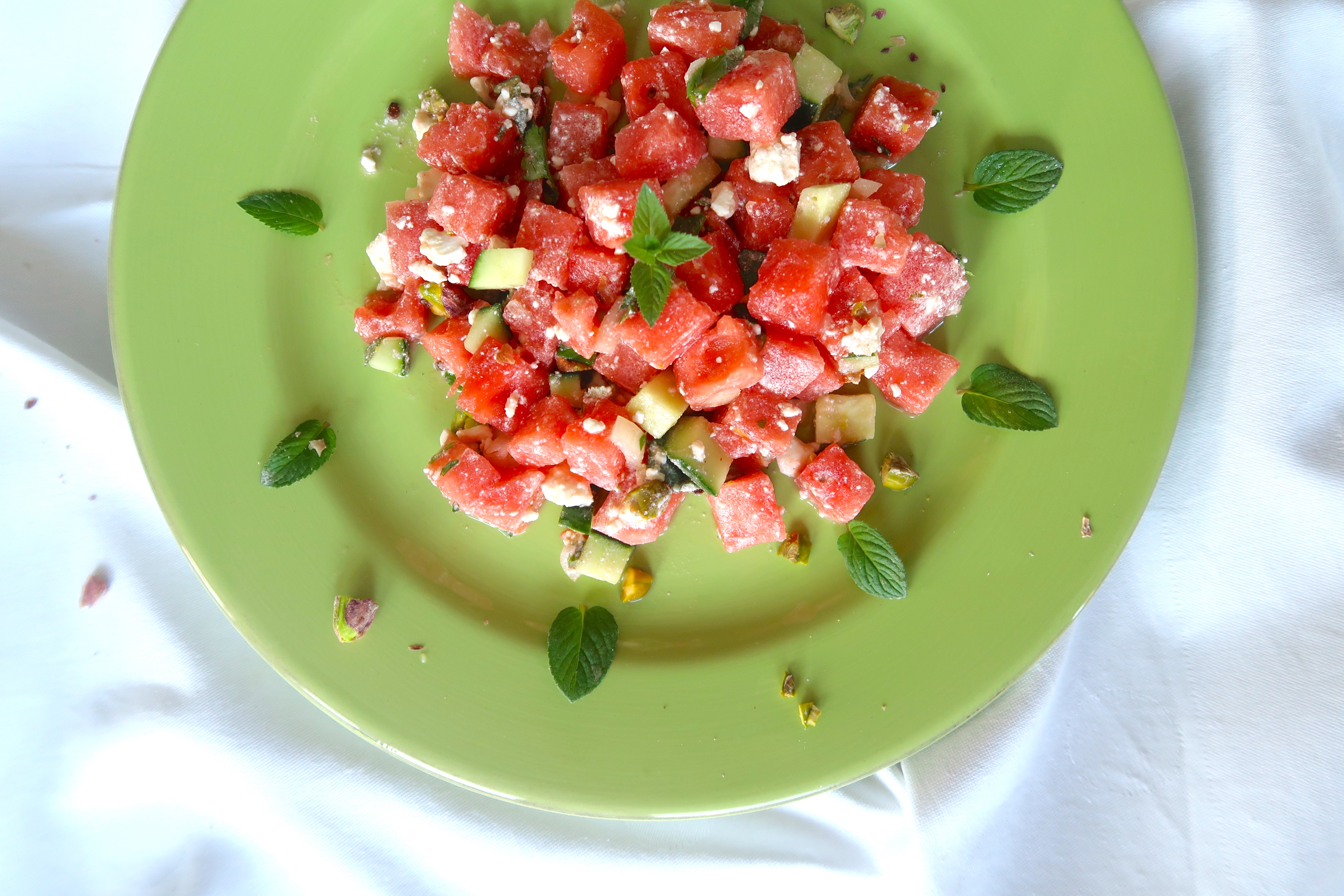 Gurken-Melonen-Salat mit Minze, Feta und Pistazien