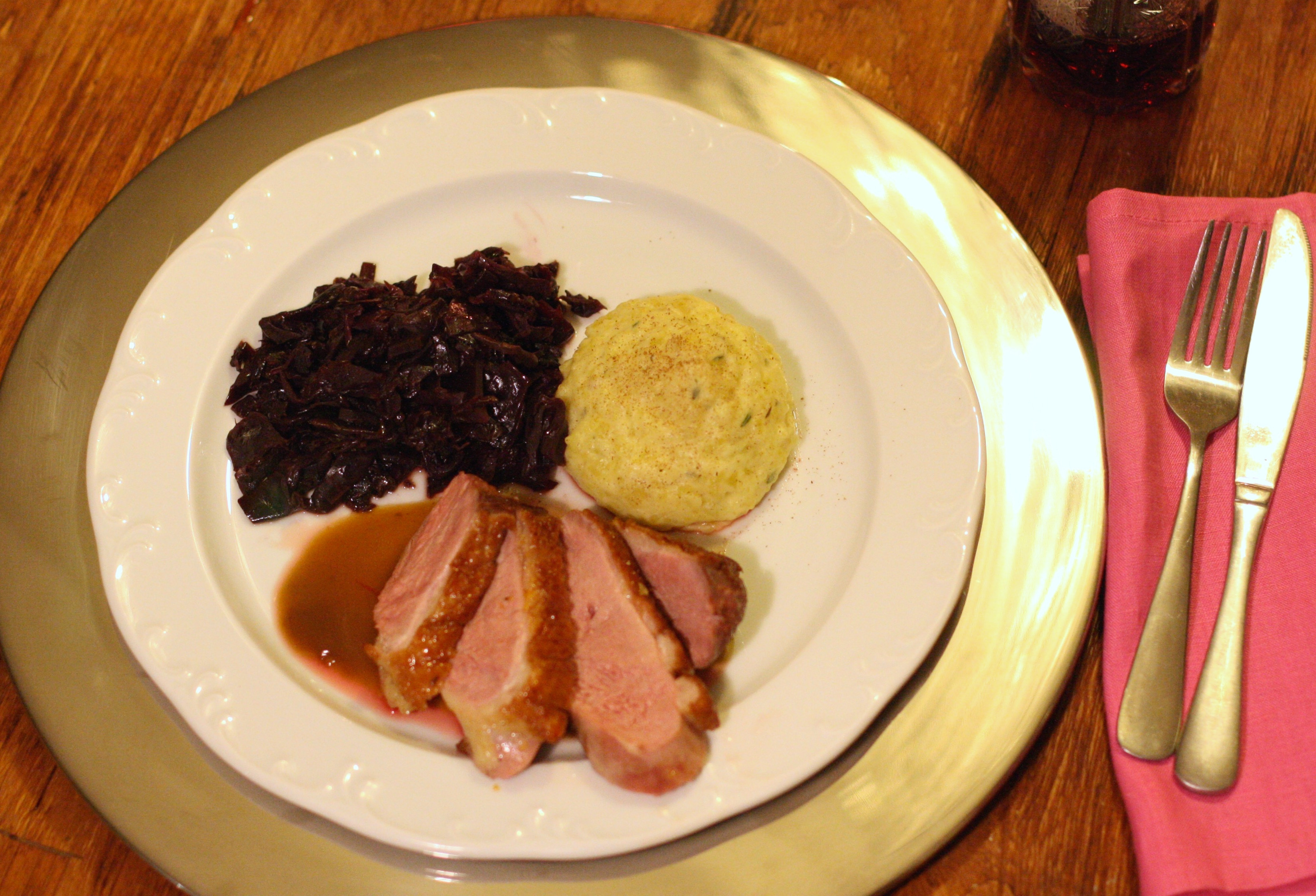Ente mit Kartoffel-Thymian-Stampf und zimtigem Portwein-Rotkohl