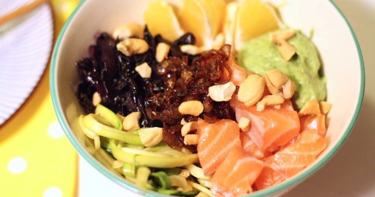 Poké-Bowl mit Asia-Rotkohl, Koriander-Avocadocreme und Lachs