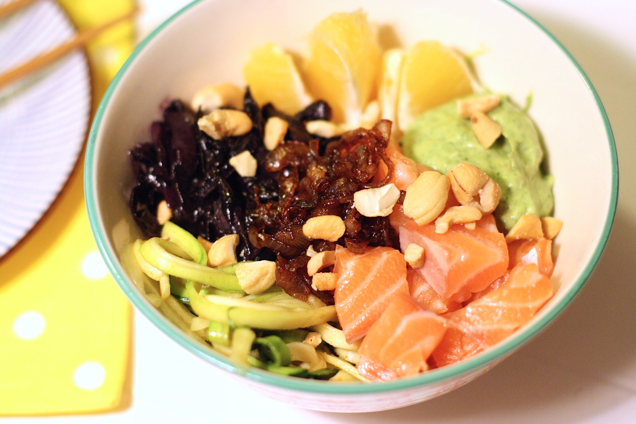 Poké-Bowl mit Asia-Rotkohl, Koriander-Avocadocreme und Lachs