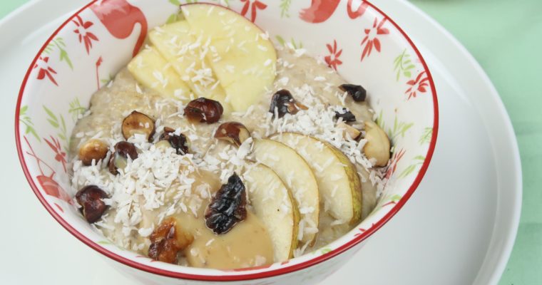 Kokos-Porridge mit Dulce de Leche, Birne, Apfel und Nüssen