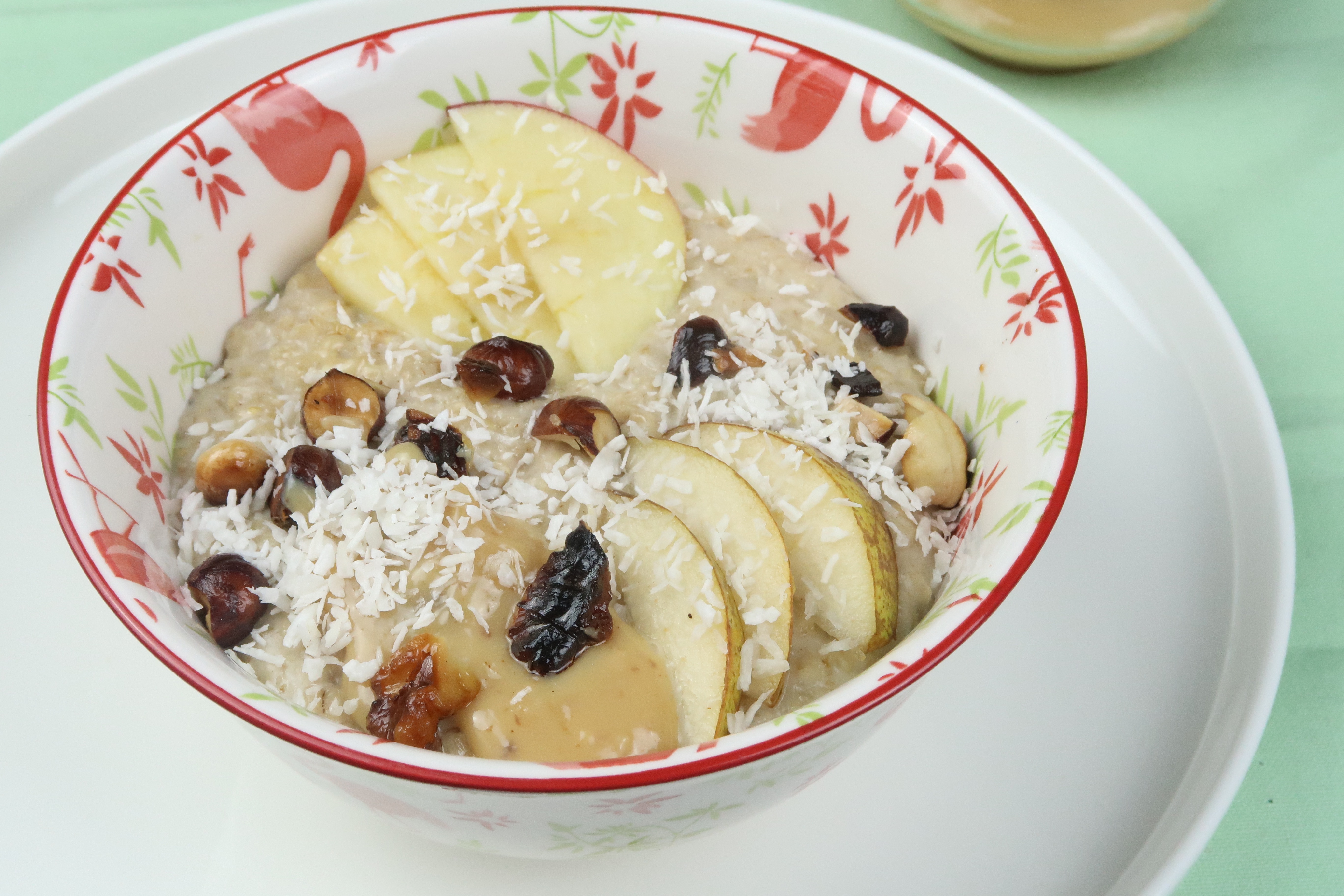 Kokos-Porridge mit Dulce de Leche, Birne, Apfel und Nüssen