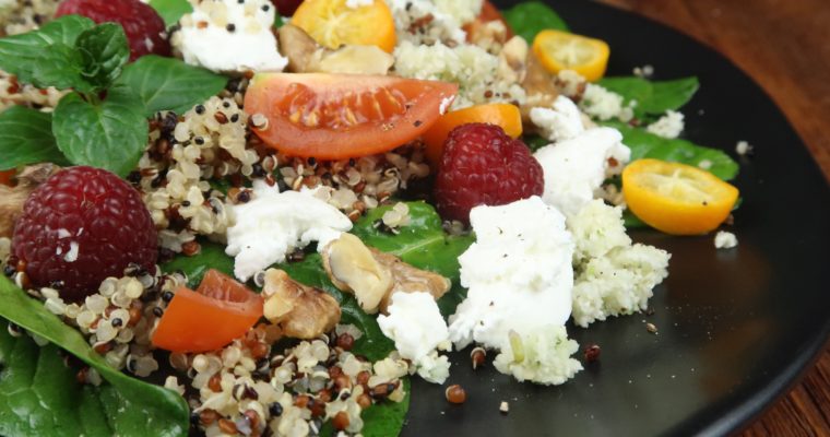 Wintersalat mit Quinoa, Blumenkohl-Tabouleh, Ziegenkäse, Spinat und Himbeeren
