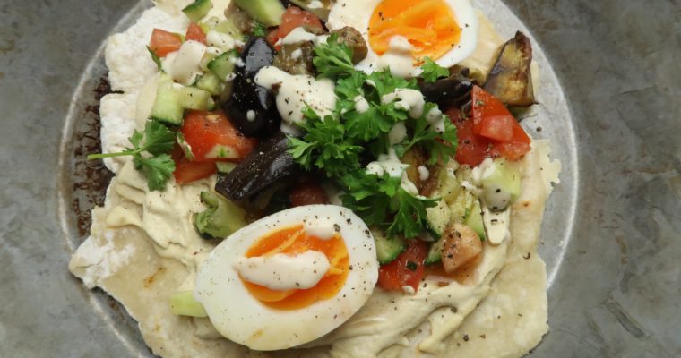 Streetfood aus Israel: Sabich – mit Aubergine, Hummus und Ei