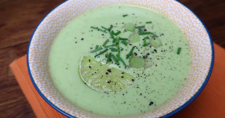 Kühle Avocado-Gurken-Suppe