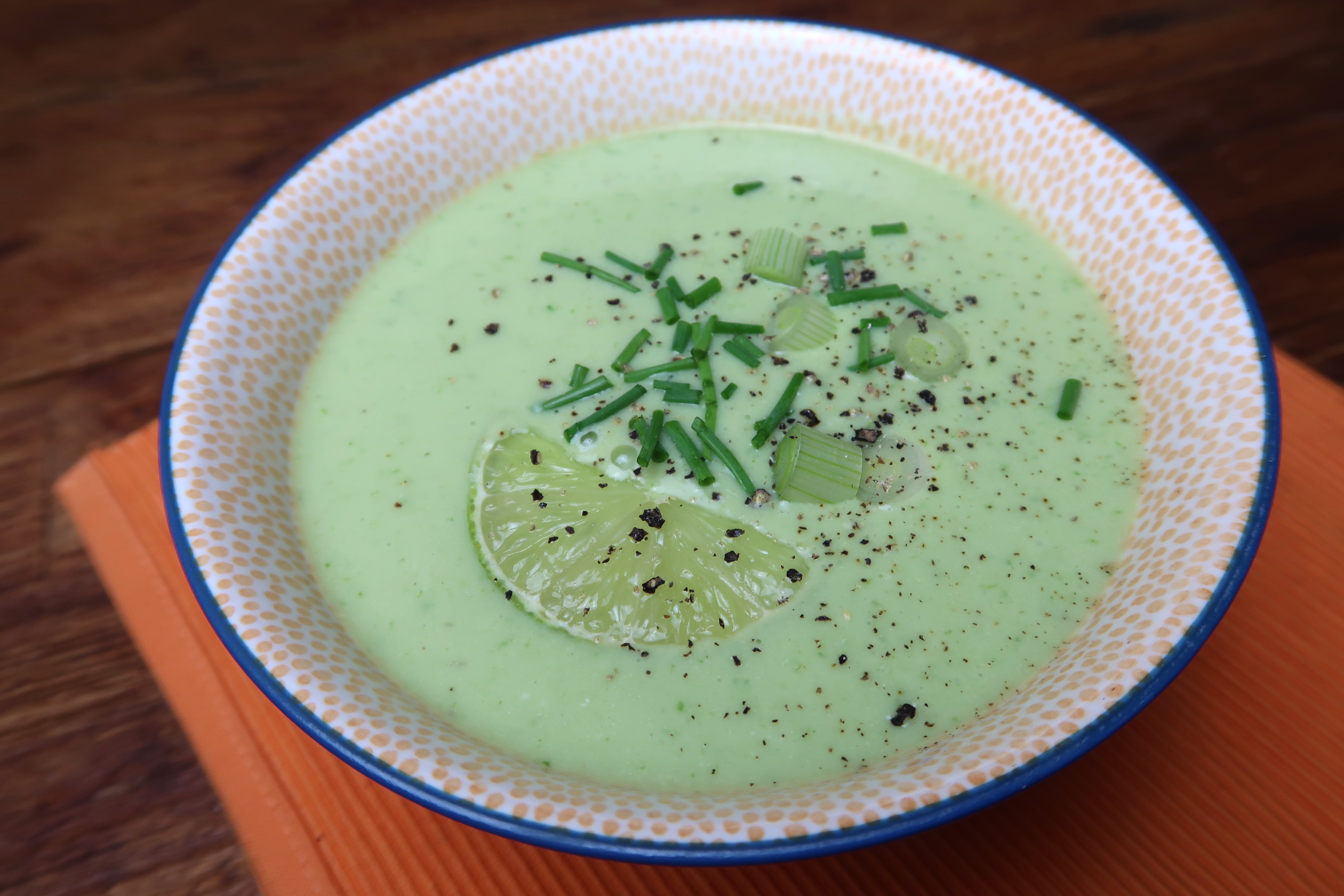 Kühle Avocado-Gurken-Suppe
