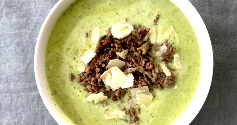 Brokkoli-Creme-Suppe mit Hack und Parmesan