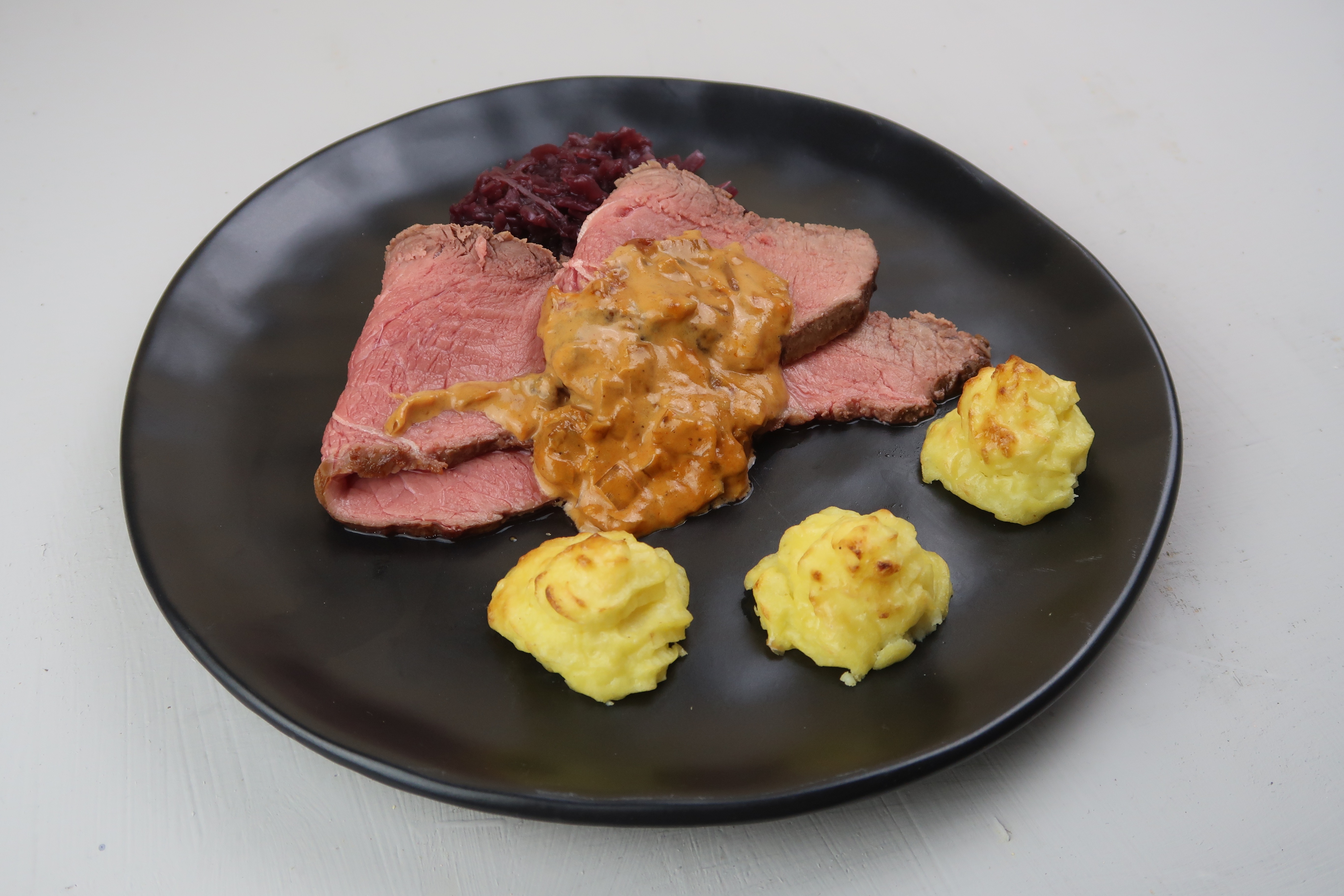 Roastbeef mit Herzogin-Kartoffeln, Rotkohl und Sahnesoße