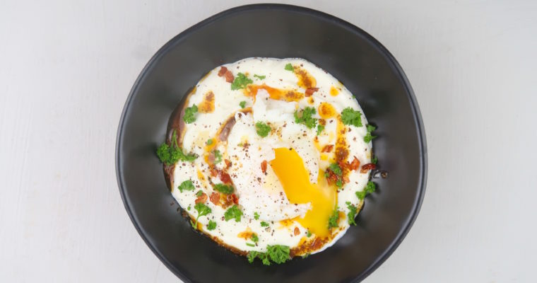 Cilbir  – pochierte Eier auf würzigem Knoblauch-Joghurt