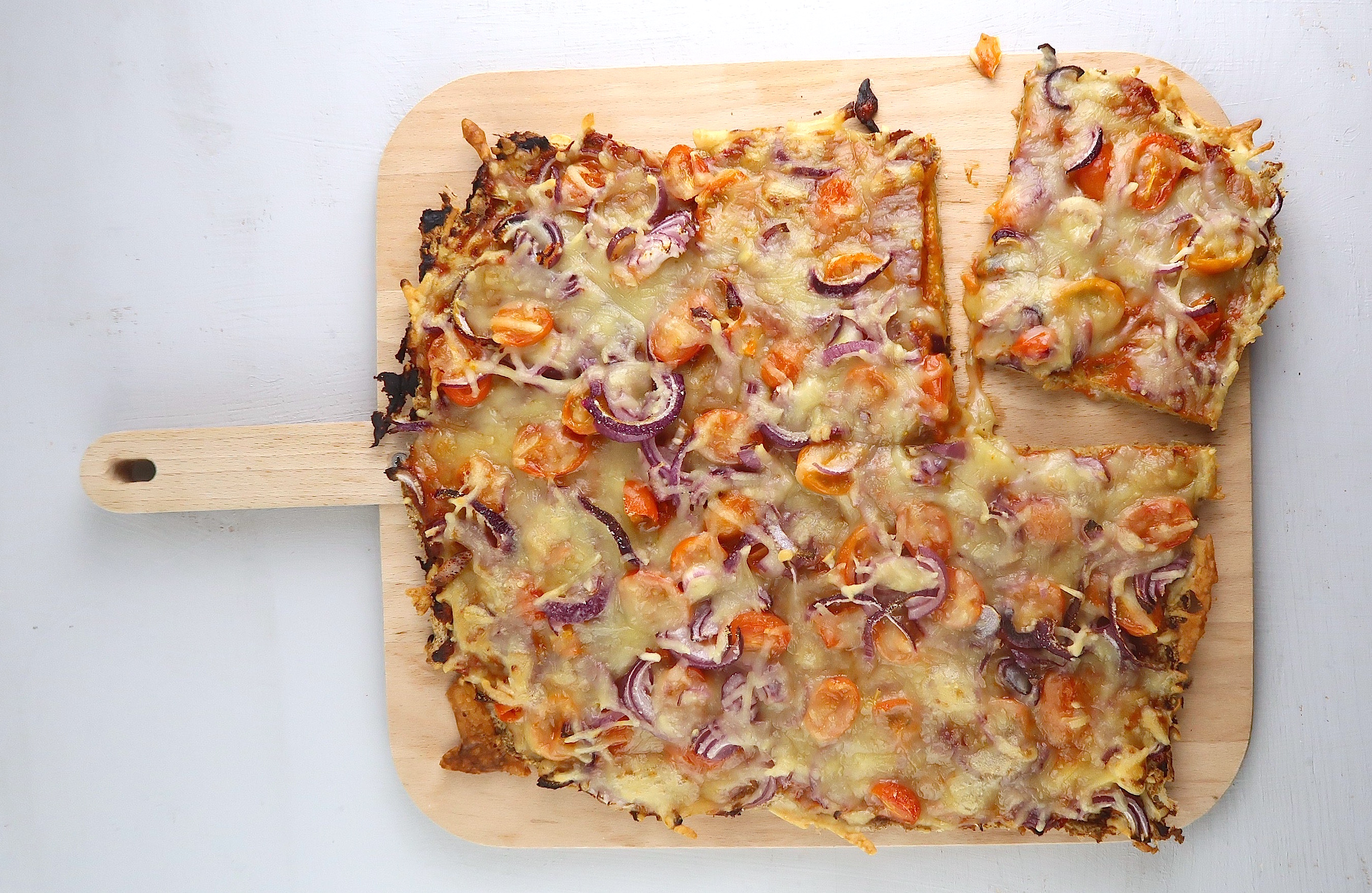 Vegane Käse-Zwiebel-Pizza mit Lowcarb-Boden